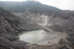 fotky-Indonésie-2013-1121-Tankuban-Prahu-Kawah-Ratu-2.076m